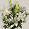 BUQUÊ COM 10 FLORES DE LIRIOS BRANCOS NO KRAFT - Image 2